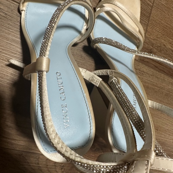 ONLY WORN ONCE VINCE CAMUTO HEELS - Picture 2 of 4